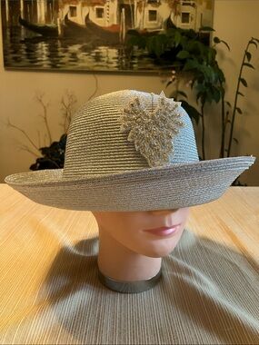Elegant Women's Straw Sun Hat with Decorative Leaf Accent - Light Silver